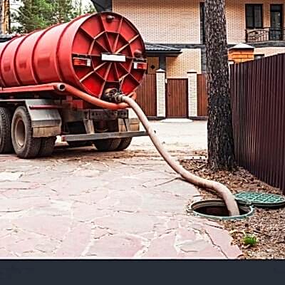 kanalizasyon-tankı-kamyonu-kanalizasyon-pompalama-makinesi-fosseptik-kamyonu-drenaj-çukurunda-boru-pompalama